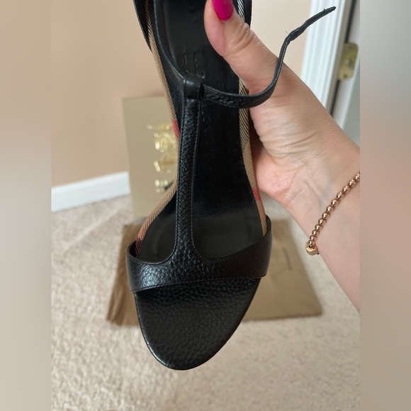 BURBERRY Sandals!! - Picture 4 of 9